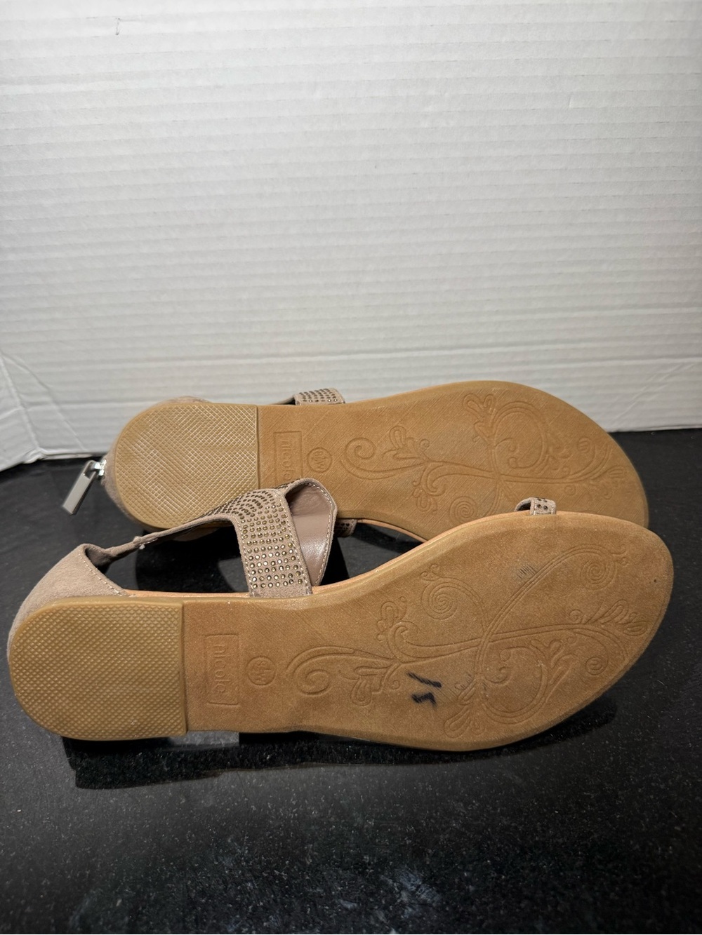 NEW! Nicole Taupe Rhinestone T-Strap Flat Sandals Size 8.5Wide - Picture 5 of 6